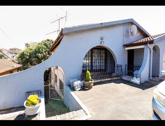6 BEDROOM HOUSE FOR SALE IN AVOCA